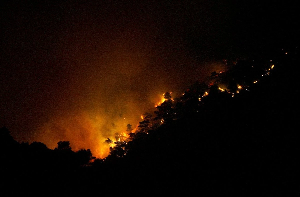 Πυρκαγιά στην Πάρνηθα – «Δεν εμπνέει ανησυχία», λέει η Πυροσβεστική